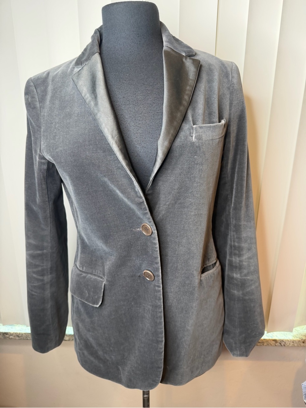 Theory Gray Velvet Tuxedo Blazer classic tailored piece Size 8